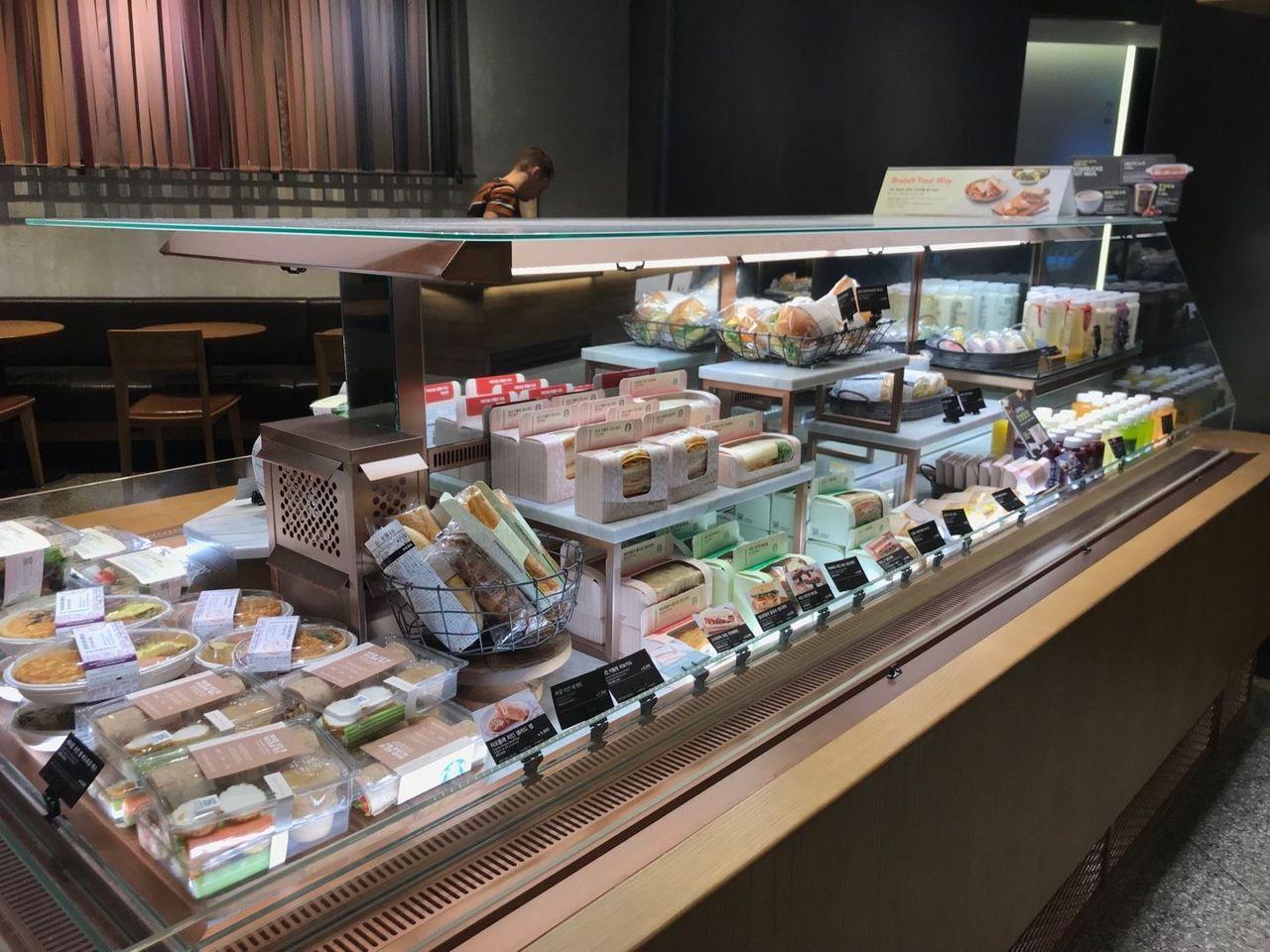 星巴克The鐘路店樓上的座位區，適合享受悠閒的下午茶時光。